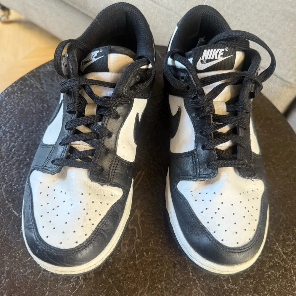 Nike Woman Black and White Athletic Sneakers